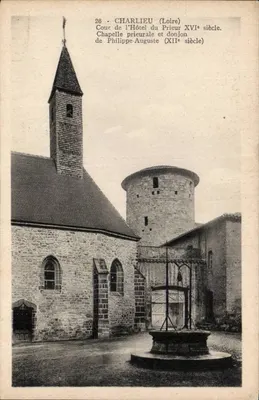 Charlieu (Loire) — Cour da Casa do Prieur do século XVI. Capela prieural e torre de Philippe-Auguste (século XII)