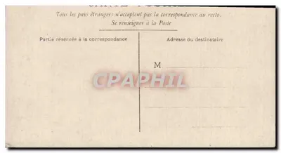 Mujer con delantal delante de un portal con enredadera — editor no identificado — Reverso