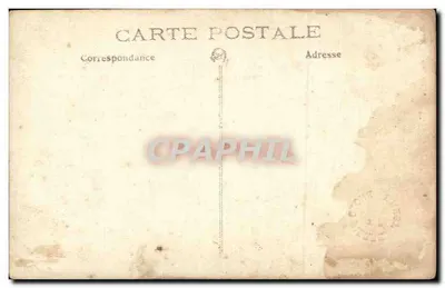Jeune femme en robe à rayures — portrait studio — éditeur non identifié — Achterkant