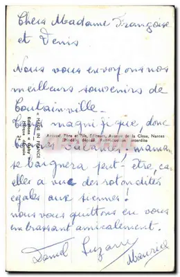 Jumelles Marines — deux enfants en maillots rouges sur une plage avec phare et voile en arrière-plan — éditeur Jumelles Marines — Rewers