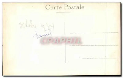 Bambino su una terrazza — indossando un body a maglia e un cappello — nessun editore o numero visibile — Verso