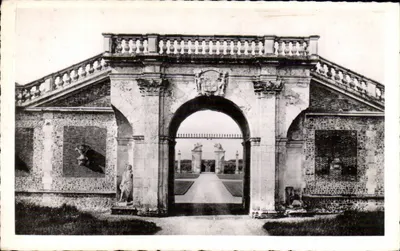 Castelo do Campo de Batalha (Eure) — Portal monumental com estátuas — Edição L'Art du Temple du Guy