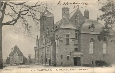 Chatillon — O Castelo, Cour d'honneur — Roubé Chatillon