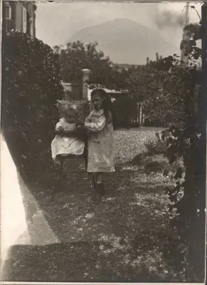 Kinder im Garten — Berglandschaft im Hintergrund — Verleger nicht sichtbar