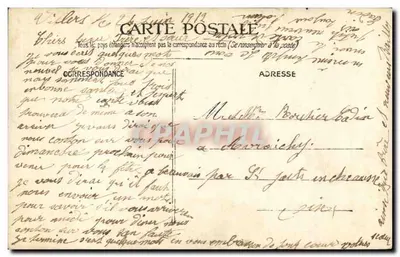 Kleine meisje in witte jurk — zittend op een stoel in een tuin — Antieke ansichtkaart gedateerd 1919 — Achterkant