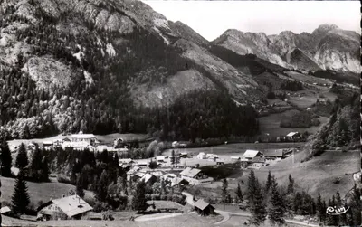 Abondance (Alta Saboia) — Vista geral e o Mont Chauffé — Fotografia Verdadeira