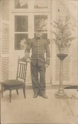 Üniformalı asker — bir şalterli kapı önünde — yayıncı R. Guallemont, Bézignat ve Cie, n° 9706