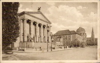 Poznań — Teatro Municipal Meydanı ve Saint-Pierre Kilisesi — Fot. J. Puciński