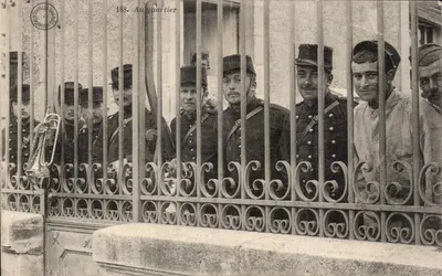 Auquartier — Soldats et civils derrière une grille ornée — Nouvelles Générales, n°183
