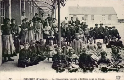 Roscoff (Finistère) — Le Sanatorium, Groupe d'Enfants sous le Préau, JND Phot.