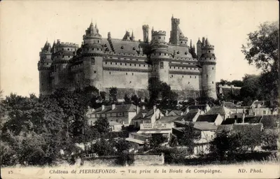 Zamek PIERREFONDS — Widok z Drogi do Compiègne — ND. Fot.