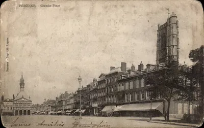 Péronne - Grande-Place — vista da praça com a torre da igreja e o campanário — editada por L. Loyson