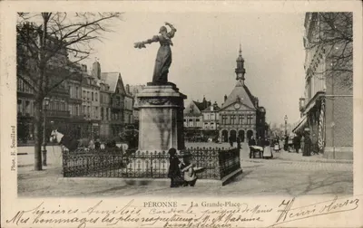 Péronne — A Grande-Place — Estátua da Liberdade — Fot. E. Souillard
