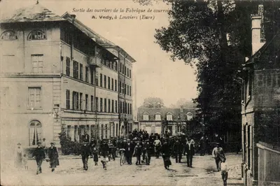 Sortie des ouvriers de la Fabrique de courroies A. Vedy, à Louviers (Eure)