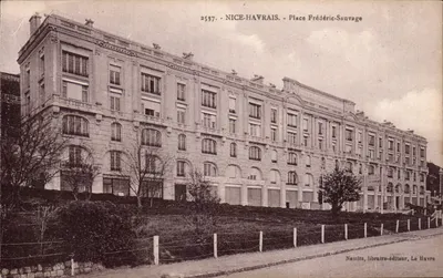 Nice-Havrais — Place Frédéric-Sauvage — edifício com fachada clássica — Nemitz, editor-livreiro, Le Havre