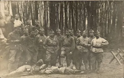 Soldats en forêt — École du Fenné (8.0.12) — Polygone des Mortemets — Mars 1924