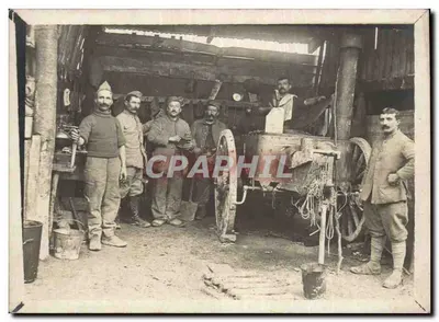 Soldats en atelier de réparation — équipement militaire — sans éditeur ni numéro visible