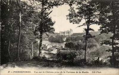 Pierrefonds — Widok na Zamek z Tarasy Muette — ND Phot.
