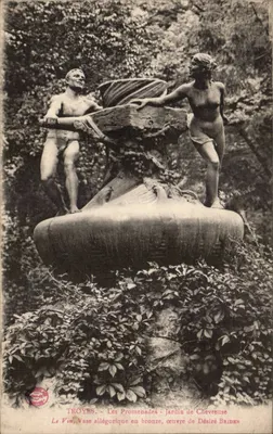 Troyes - Les Promenades - Jardin de Chevreuse - Le Vin, Vase allégorique en bronze, œuvre de Désiré Briden