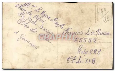 Soldat en uniforme — devant un bâtiment en briques — éditeur non visible — Verso