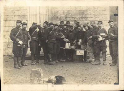 Soldats en uniforme — distribution de repas — carte postale datée 1914