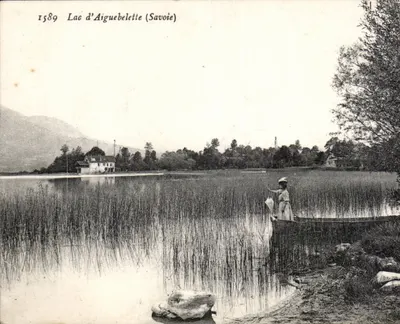 Lac d'Aiguebelette (Savoie) — vue du lac avec une femme en barque — éditeur E. Reynaud, n° 1589