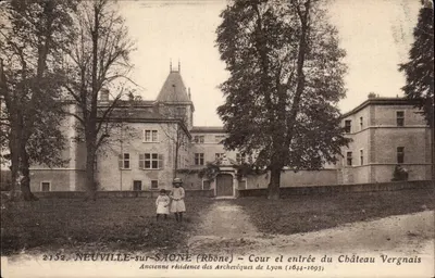 Neuville-sur-Saône (Rhône) — Pátio e entrada do Castelo Vergnais — Antiga residência dos Arcebispos de Lyon (1644-1993)
