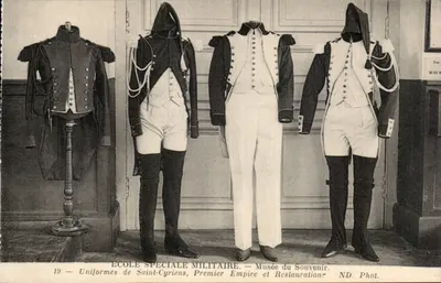 Uniformes de Saint-Cyriens — Primeira Imperatriz e Restauração — Museu do Lembrete