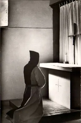 Monge em oração — Abadia Notre-Dame de Bricquebec (Manche) — Maison Jean-Bernard, Ed. St-Étienne