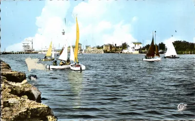 Ouistreham Riva Bella - Os Barcos no Canal - Bilhete postal antigo