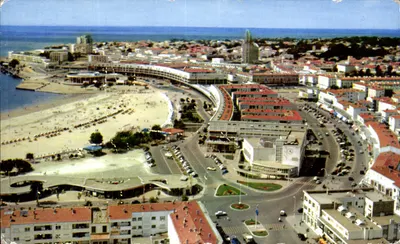 Royan — Vue générale du Front de Mer — Le Rond-Point de la République — Éditeur M. Berjaud