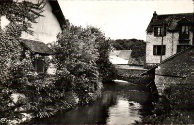 O Molino de Breuilpont (Eure) — vista do curso d'água e dos edifícios — editor Cim