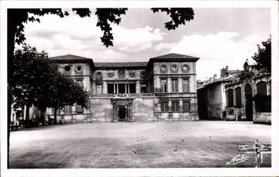 Beaucaire (Gard) — Hotel de Ville (pelo Arquiteto Mansard 1679) — Les Halles — Éditions Narbo