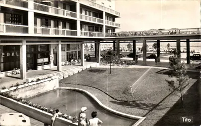 Jardin devant le Portique — Royan — M. Berjaud
