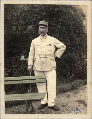 Soldado em uniforme — pose diante de um banco — V. Rablin