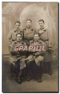 Cinq soldats en uniforme — studio photographique