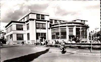 Edifício moderno em Vichy — A nova postagem — Edições fotográficas do Globe