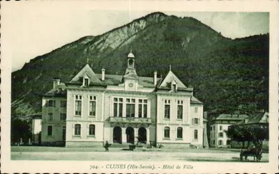 Cluses (Haute-Savoie) — Hotel de Ville — editor L. Fantras, n° 704