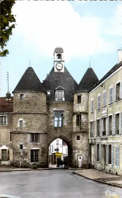 Tournan-en-Brie — Porta do Castelo dos Condes de Garlande (século XIII) — IMP. MACON (77)
