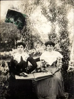 Deux jeunes femmes — en extérieur, avec album — éditeur inconnu, n° de série non visible
