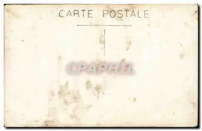 Mujer delante de un banco — estudio con decorado pintado — Tarjeta postal — Reverso