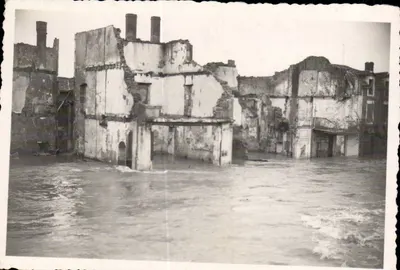 Foto Militaria Lembrança dos boches 44 Cidade bombardeada sob as águas