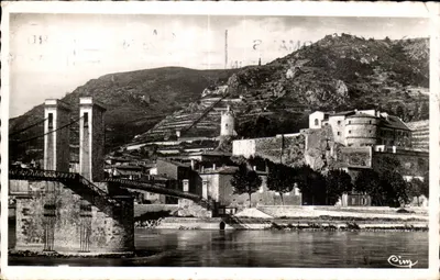 Ponte suspensa sobre o Rio Rhône em Romans-sur-Isère — vista com castelo e colinas — editor Cim
