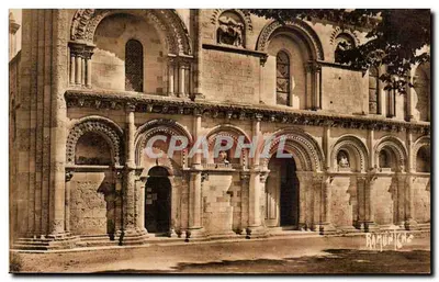 Fachada da igreja romana de Surgères — L'Aunis e Saintonge — Éditeur Raymand Bergevin, La Rochelle
