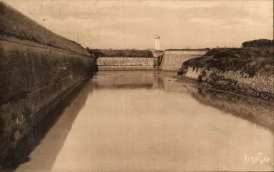 Fortificações da Ilha d'Aix — Farol e torres de sinalização — Edições Artísticas Raymond Bergevin