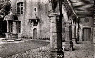 Talcy (Loire-et-Cher) — O Castelo - Pátio interno, Claustro e velho Poço — Cim
