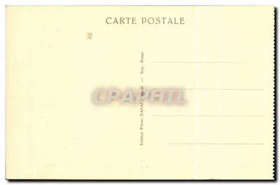 Ruïnes van Angkor - Angkor-Vath — Centrale ingang van de westelijke galerijen van de tweede verdieping en een klein heiligdom, uitzicht genomen vanaf de onderkant van de derde verdieping — Achterkant