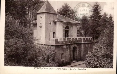 FIXIN (Côte-d'Or) — Parc Noisot — O Forte Napoleão
