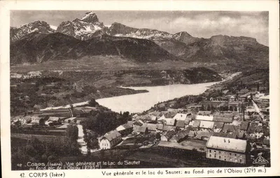 Corps (Isère) — Vista geral e o lago do Sautet, no fundo o pico do Obiou (2793 m.) — C.A.R. n° 42