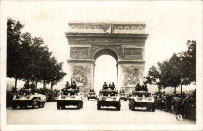 Paris — Desfile de carros diante do Arco do Triunfo